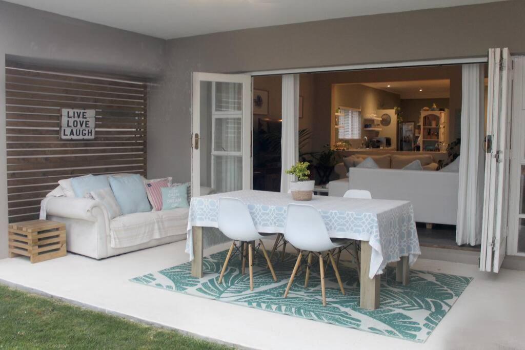 Sea Breeze In Melkbosstrand, Holiday home Cape Town