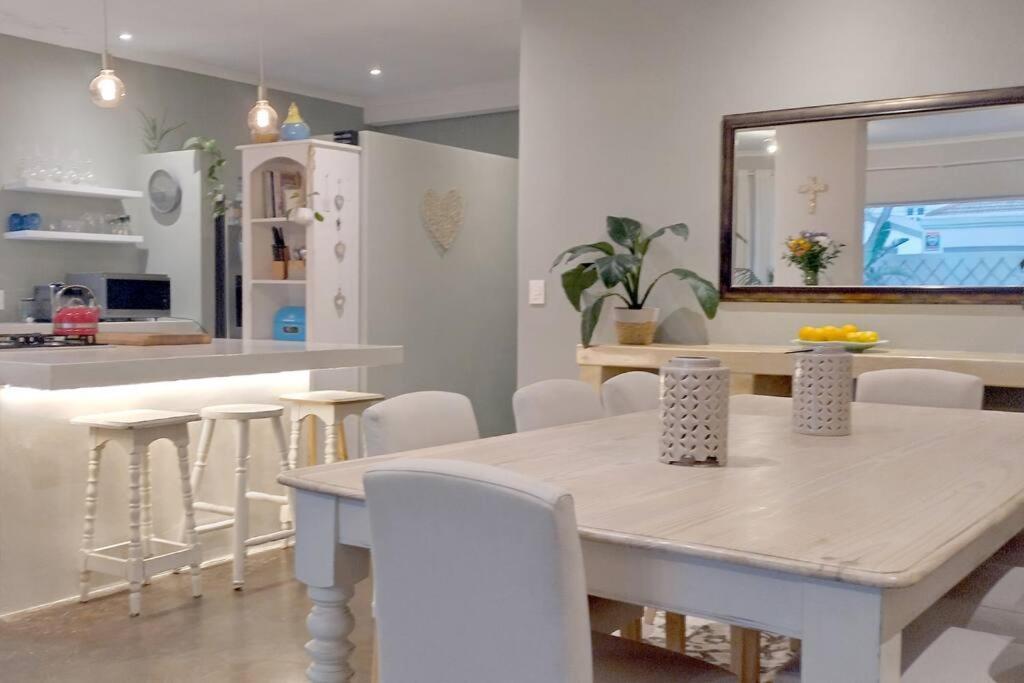 Sea Breeze In Melkbosstrand, Holiday home Cape Town