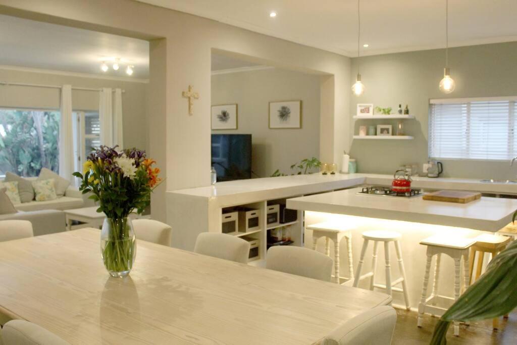 Sea Breeze In Melkbosstrand, Holiday home